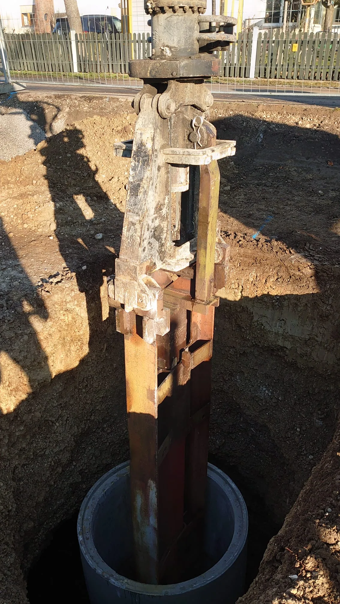 Baumaschine bei Gründungsarbeiten auf einer Baustelle