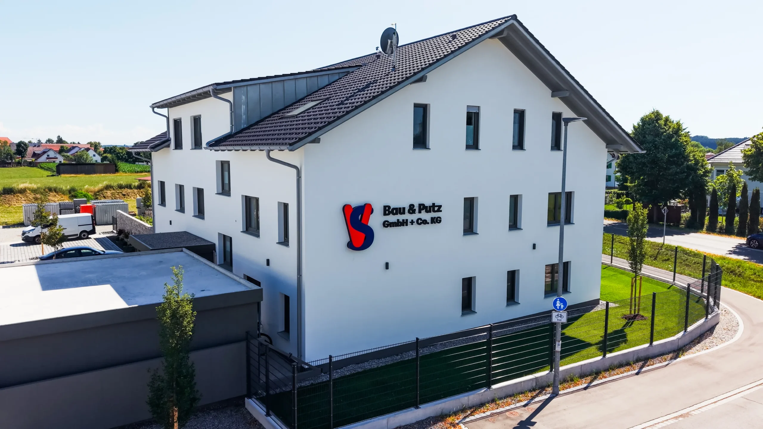 Erhöhte Ansicht des Bürogebäudes von Bau & Putz in Rammingen mit Fassadenlogo