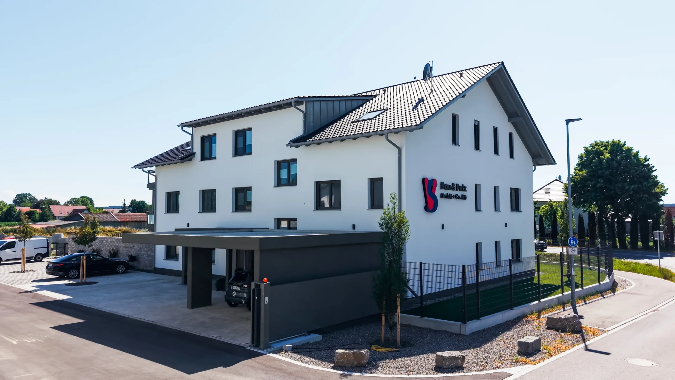 Bürogebäude von Bau und Putz in Rammingen mit Firmenlogo an der Fassade