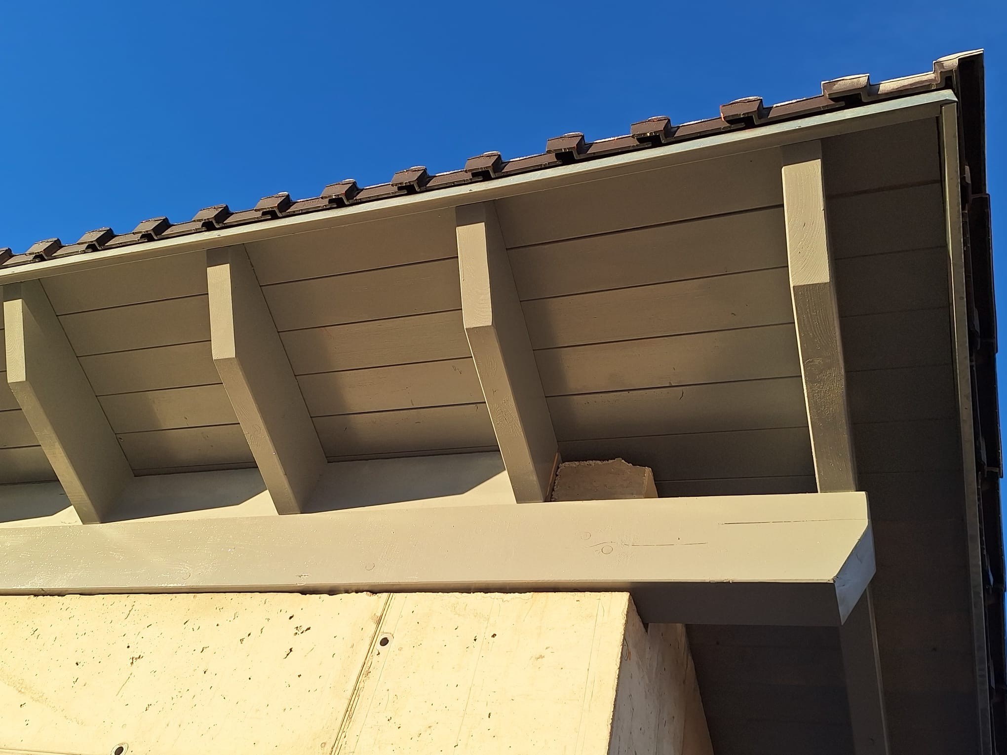 Neu verputzte helle Fassade eines Wohngebäudes