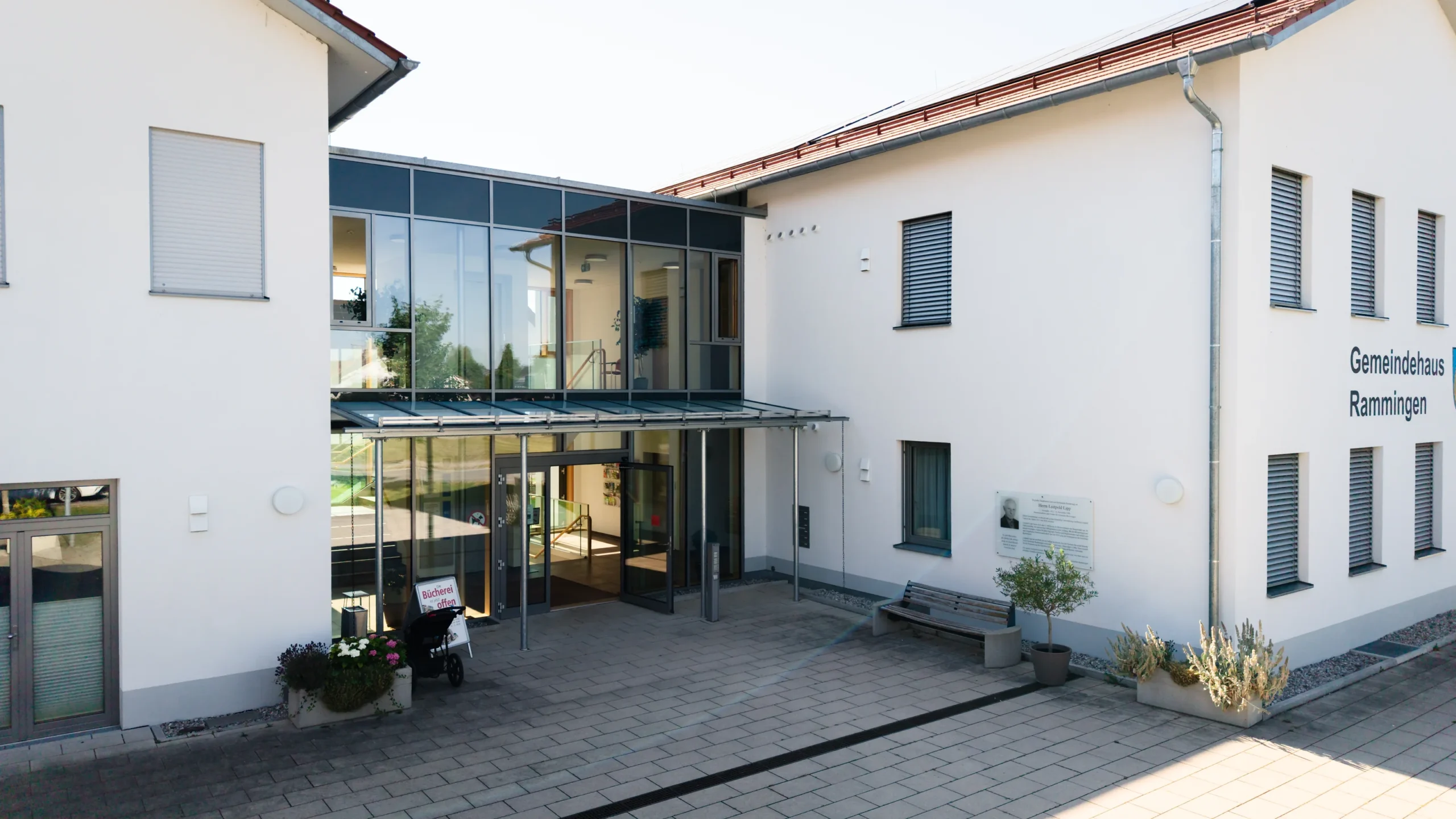 Innenhof des Dorfgemeinschaftshauses Rammingen mit verglastem Haupteingang