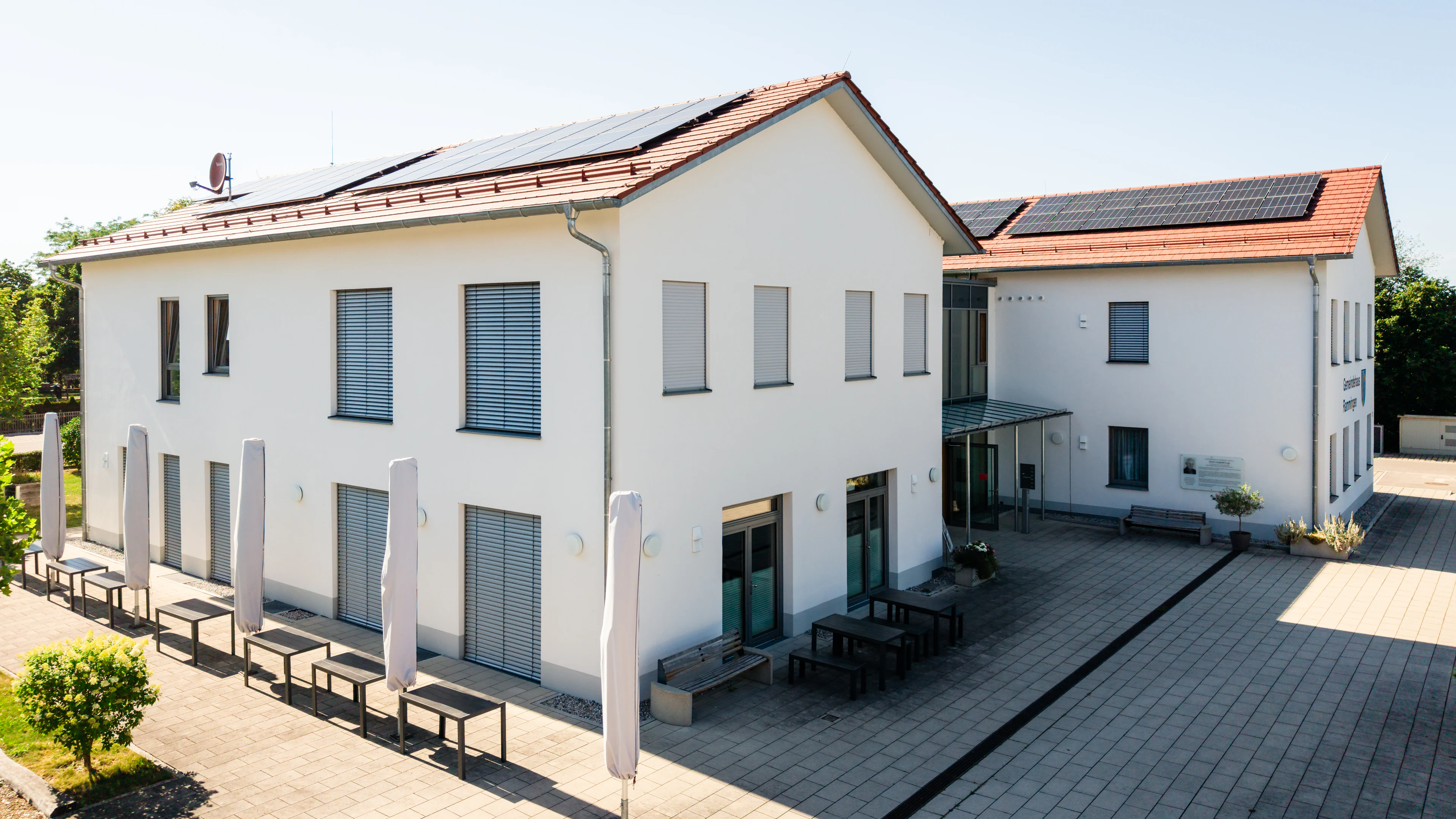 Hofseite des Dorfgemeinschaftshauses Rammingen mit Sitzbereich