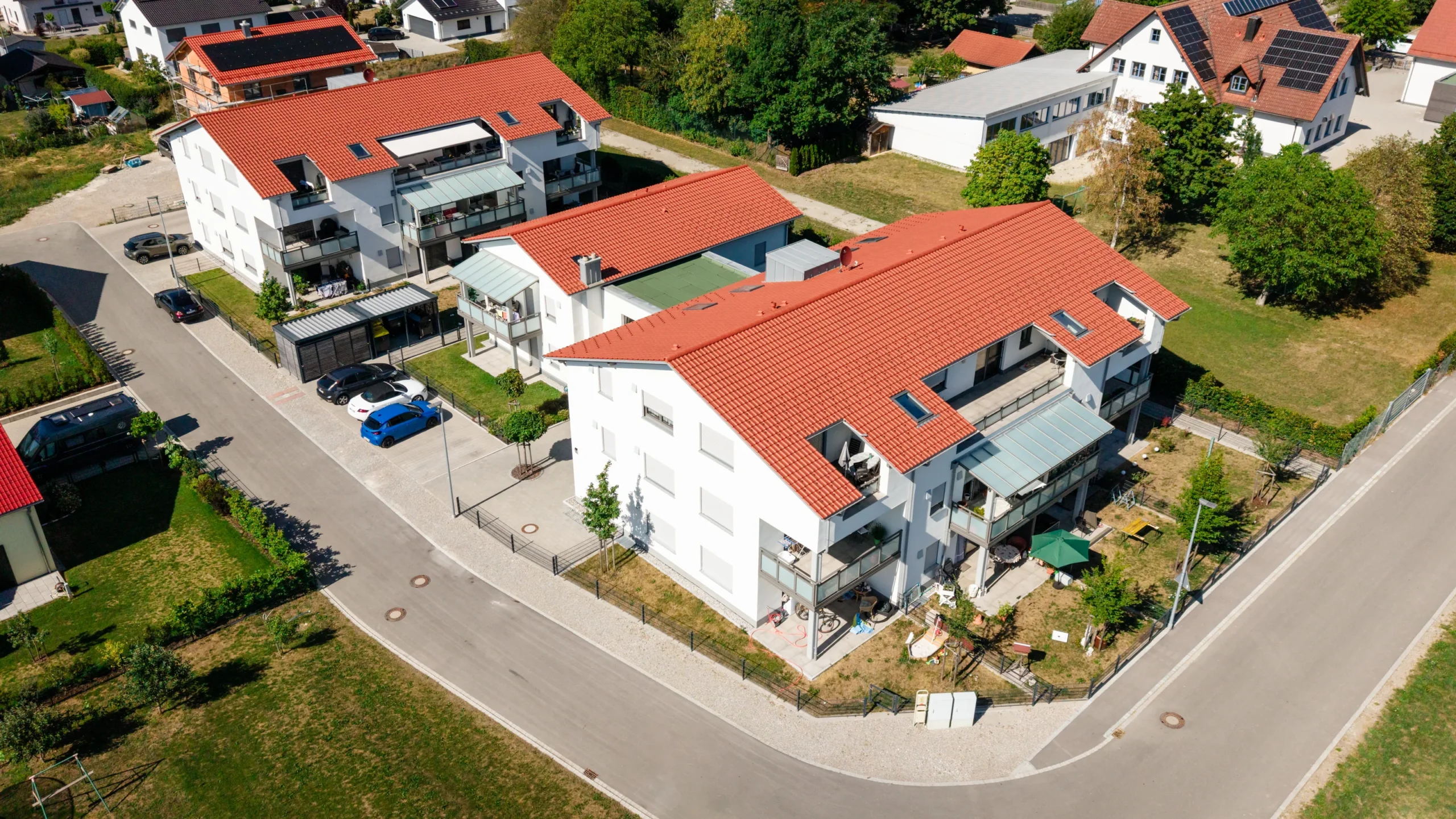 Seniorenwohnanlage in Rammingen mit mehreren Wohngebäuden und Balkonen aus der Luft