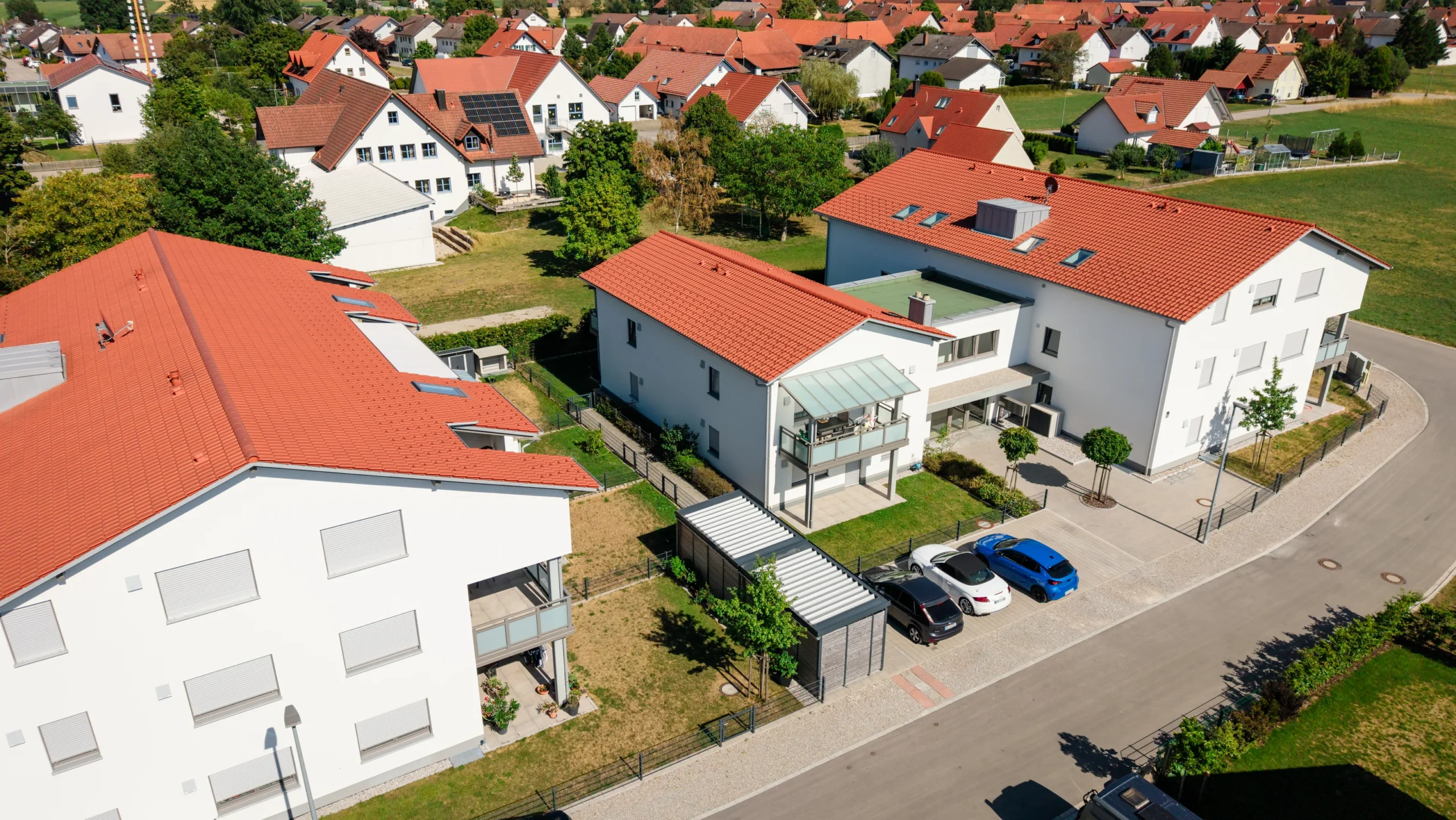 Seniorenwohnanlage in Rammingen mit verglastem Treppenhaus und Hofbereich aus der Luft