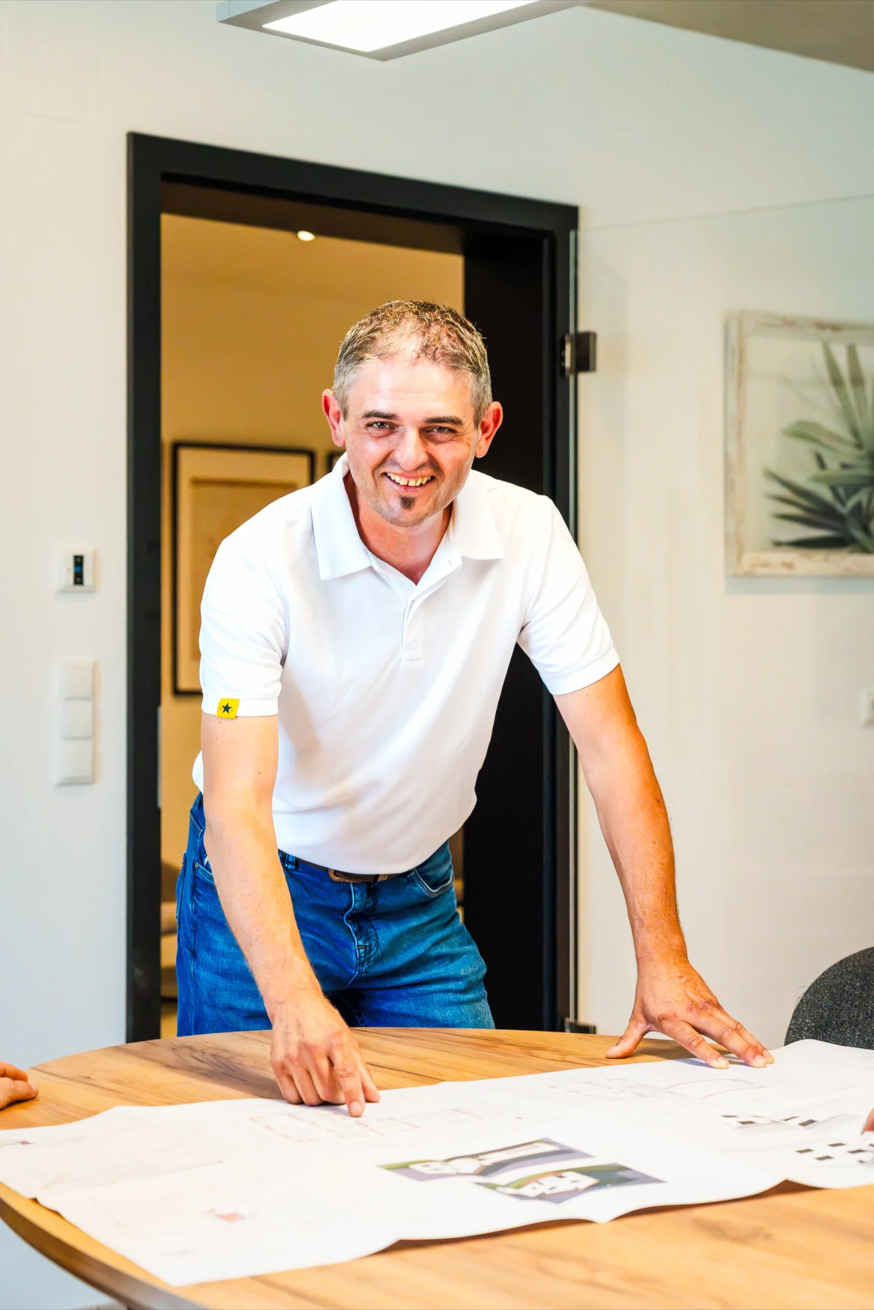 Volker Schwarz an einem Tisch mit Bauplänen